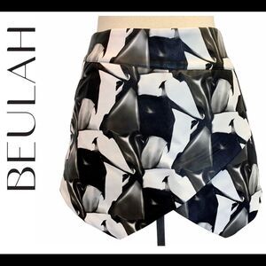 Beulah Black white floral faux leather skirt Sz M